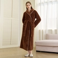 Damen Bademantel aus dickem dunkelbraunem Coral-Fleece mit kontrastfarbenen weißen Säumen - M / Kokosbraun
