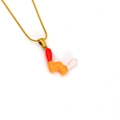 Collana con ciondolo a bolla rosso e arancione su un'elegante catena dorata - Stile Lettera W