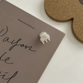 Dettaglio del fermaglio per capelli bianco avorio fatto a mano su un libro d'epoca - Mini Piccola Pinza Etichetta Oro