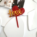 Dettaglio decorazione torta a cuore in acrilico rosso con scritte Love dorate - Rosso e Oro - Cuore Love