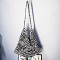 Vista verticale della grande borsa tote in tela con stampa zebrata e spalline lunghe - Zebra Print