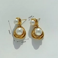 Elegante gouden pareloorbellen met minimalistische vogelnesttextuur en dubbele parel - Gouden Stijl (D2905)