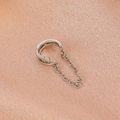 Silberne C-förmige Earcuff-Kette mit Zirkonia auf weichem Seidenhintergrund - Doppelschichtige Kettenquaste (WG-0265)