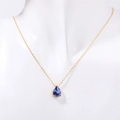 Collana in acciaio placcato oro 18k con zircone blu a goccia su busto bianco - Blu Zaffiro Settembre