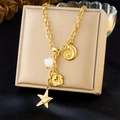 Collar de acero inoxidable chapado en oro con dijes de estrella de mar y conchas marinas - Estilo Estrella de Mar Océano (N3378)
