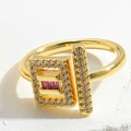 Dettaglio anello placcato oro 14K con pietre baguette rosse e accenti di zirconi bianchi - Pietra Principale Rosa Viola Rettangolo Geometrico