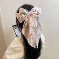 Barrette à cheveux en satin rose à motif camélia sur mannequin pour coiffure élégante - Rose