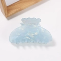 Pince à cheveux 9cm bleu clair avec texture nacrée et bords ondulés élégants - Bleu clair
