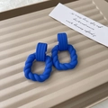 Matte Klein blue earrings with C-shaped buckle and twisted square geometric pendant - Dark Blue Matte Twisted Geometric Earrings