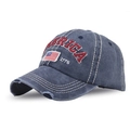 Dettaglio cappello in denim lavato con toppa bandiera USA e ricamo AMERICA 3D - Regolabile / Blu navy