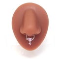 Piercing per il naso in acciaio argento con pietre a cuore rosa su un modello - Nose Ring
