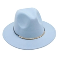 Détail d'un chapeau fedora en laine bleu clair avec ruban décoratif noir et doré - M (56-58cm) / Bleu ciel