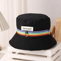 Bob noir avec rayures arc-en-ciel et étiquette blanche sur une caisse en bois - M (56-58cm) / Noir Avec Rayures Arc-en-Ciel