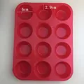 Dettaglio macro dello stampo in silicone rosso per 12 muffin 29x21,8x3cm - Rosso