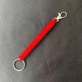 Flexibler roter Schlüsselanhänger aus Kunststoff mit silbernem Karabinerverschluss - 25mm Ring / Rot