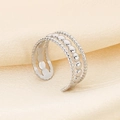 Detalle de anillo abierto de acero de titanio plateado de tres filas sobre seda beige - Estilo de Cuentas de Capas Múltiples (KR105259-KFC) - Color Acero