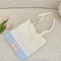 Detailaufnahme der floralen Patchwork-Tasche mit Herzsteppung und Spitzenbesatz - Beige Lila Blume