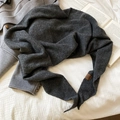 Texture a maglia di una sciarpa a triangolo grigio scuro con patch logo in pelle - Grigio
