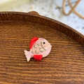 Détail de la pince à cheveux poisson rose nacré avec nageoires rouges sur bois - Mini Poisson Tropical Rose Nacré