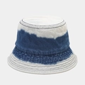 Vue détaillée du chapeau bob en denim tie-dye avec dégradé bleu et blanc et coutures - Taille unique / Bleu Foncé Lisse