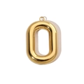 Vue détaillée du pendentif lettre O doré poli miroir avec un design tubulaire creux - Lettre O / Or