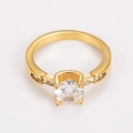 Vista de detalle del anillo chapado en oro con cuatro garras y circonita redonda - US 6 / Dorado