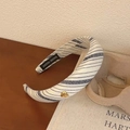 Cerchietto imbottito a righe bianche e blu con ciondolo a cuore ed etichetta fatta a mano - Beige a Righe