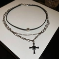 Nahaufnahme einer Gothic Doppelhalskette mit Figaro-Kette und schwarzem Kristall-Kreuz - Gun Black (Lederkordel-Stil)