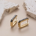Vierkante titanium stalen oorringen met zwarte diamant inleg en gouden matte afwerking - ER-120 Gouden rechthoekige zwarte zirkonia