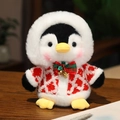Süßer Pinguin Plüschtier mit weißer Fellkapuze und roter Karo-Jacke als Geschenk - Rot Rauten Gitter