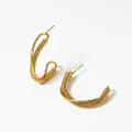 Moderne C-förmige goldene Creolen mit einzigartigem spiralförmig gewundenem Metalldraht - Federumwickelte C-Form Ohrringe / Gold (D2862)
