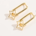 Detailopname van gouden veiligheidsspeld oorbellen met witte ster bedels in minismal-stijl - Wit