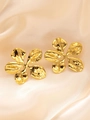 Makroansicht goldener Blumenohrringe mit eleganten texturierten Blüten auf Seide - Goldene fünfblättrige Blumen-Ohrstecker