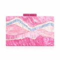 Nahaufnahme der rosa Acryl-Abendtasche mit buntem Wellenmuster und Verschluss - Standardtyp / Rosa