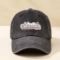Dettaglio del ricamo California Summer Paradise su un berretto da baseball vintage - Nero