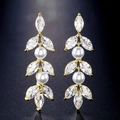 Elegante gouden druppeloorbellen met marquise-zirkonia en witte parels in bladontwerp - Goud / Goud