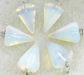 Vue détaillée de six pendentifs en opale hexagonale avec attaches en métal argenté sur fourrure - Opalite