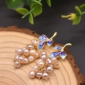 Pendientes de perlas rosas con hojas esmaltadas azules y diseño de uva dorada - Ganchos para Orejas en Forma de Uva