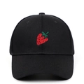 Gorra de béisbol clásica de algodón negro con bordado detallado de fresa roja en el frente - Ajustable / Negro