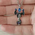 Collier épée dragon rétro avec pierre bleue et pendentif à ailes argentées - Pierre gemme synthétique bleue avec chaîne en O en alliage (femme)