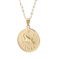 Detailaufnahme des goldenen Widder-Münzanhängers mit geprägtem Widder und Schriftzug - Widder