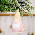 Gnome de Noël en peluche rose avec barbe blanche et socle bois sur branche de pin - Style Bonnet en Tricot Jaune
