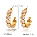 Dettaglio degli orecchini a C dorati con zirconi incastonati e misure 2,85x0,68 cm - Stile Oro con Zirconia Rettangolare a Forma di C (HC-E11041)