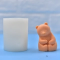 Vista detallada del molde de silicona de oso polar con su artesanía de resina naranja talla L - Talla L (Pose Sentada)