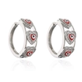 Detalle de pendientes de corazón plateados con ojo esmaltado rojo y circonitas claras - Rojo