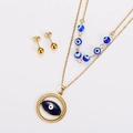 Dettaglio set gioielli occhio di Allah dorato con collana a strati e orecchini a lobo - Oro Blu