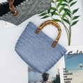 Gedetailleerde weergave van blauwe geweven shopper met bamboe hengsels en rietstructuur - Klein / Blauw