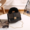 Bruine crossbodytas met cirkelpatroon, zwart pluchen handvat en gouden ketting - Zwart