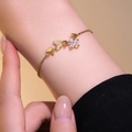 Elegantes Goldarmband mit Schmetterlings- und Blumenmotiven und Kristallen am Handgelenk - Gold (S1101)