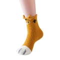 Vue détaillée des chaussettes en molleton corail avec oreilles de chat 3D et pattes - Taille unique / Jaune